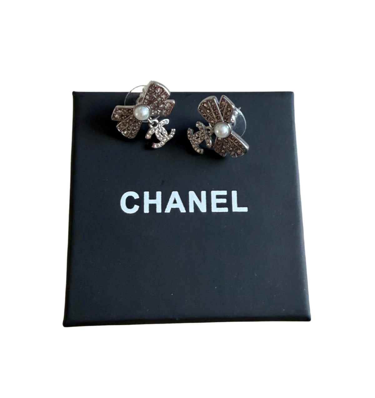 Chanel pärlite ja CC-lipsuga kõrvarõngad