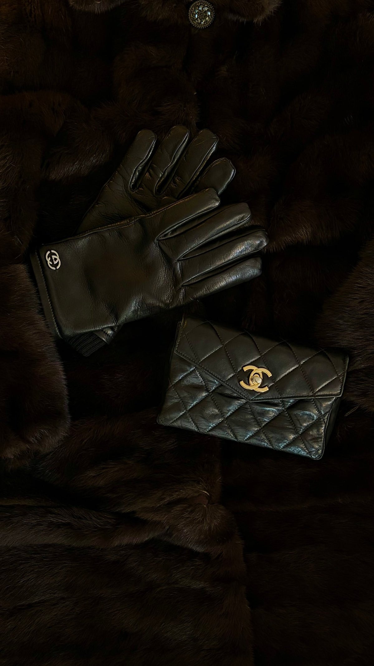 Gucci nahkkindad ja Chanel teksitud kott karusnahal